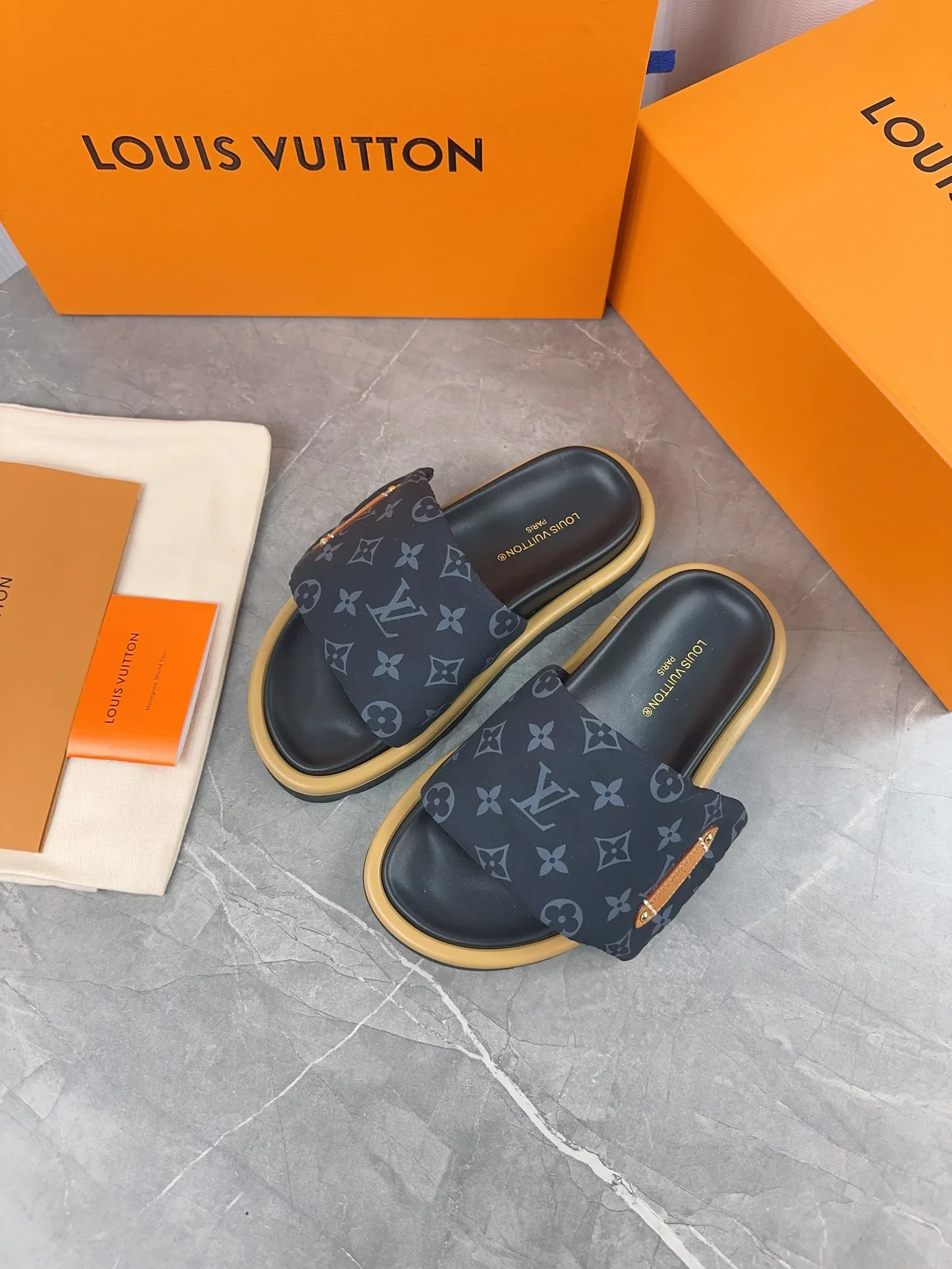 👟👟Ex-factory price 360👟👟 Women's Shoes Women's Clothing LV Donkey Brand L Home 2023 Hot Style Embossed Logo Embossed Sandals This Pool Pillow Comfort flat sandals are made of technical fabrics and use high-frequency embossing technology to reinterpret the Monogram pattern. Soft padded upper with adjustable Velcro, comfortable and tough insole adds harmonious color ▪️Fabric: Original customized technical fabric ▪️Lining: soft sheepskin lining ▪️Sole: Original open-molded rubber foam outsole Color: sky blue. Yellow. Black ▪️Size: 35-45
